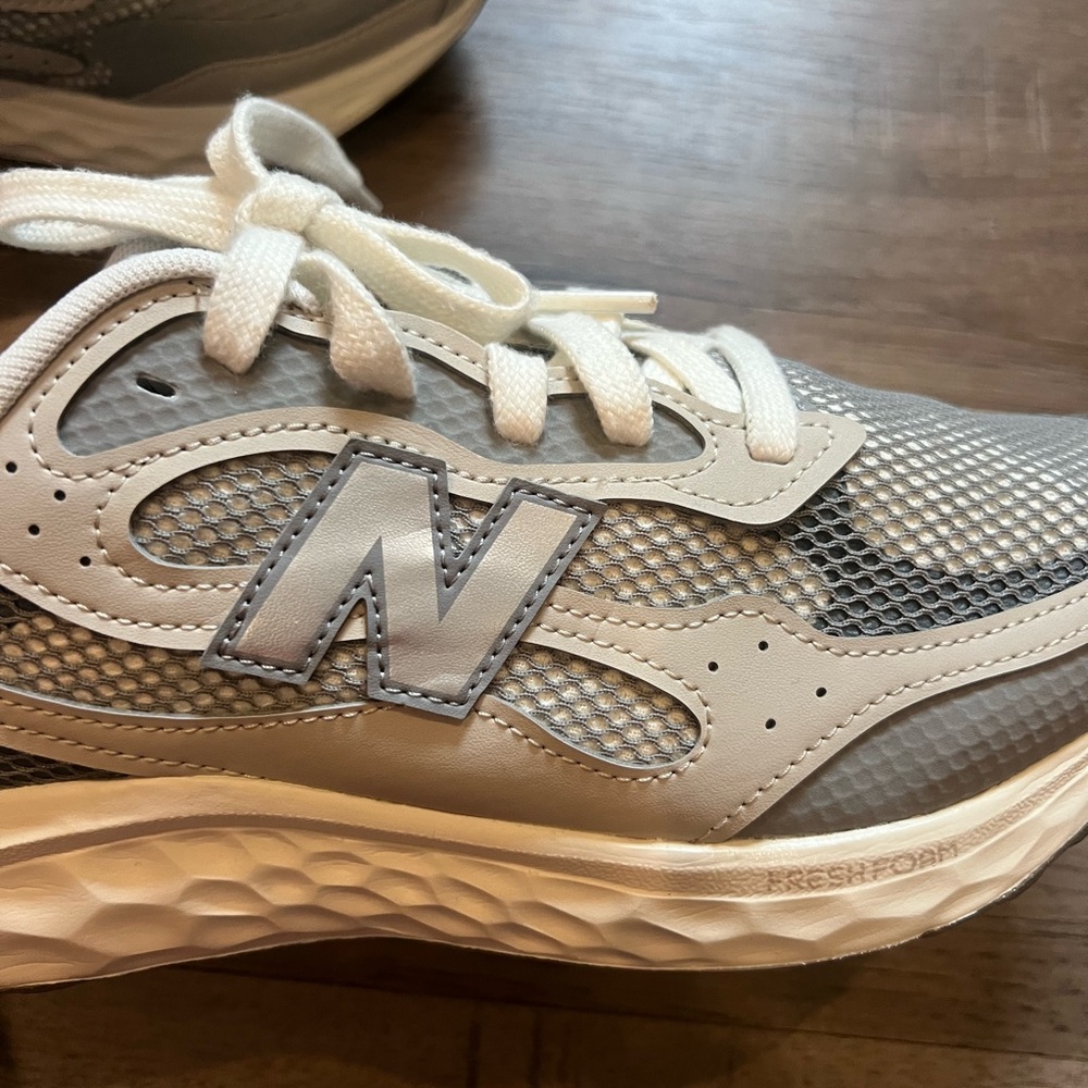 New Balance Women's Fresh Foam Arishi V4 Tiralux Running Shoes, 9.5 Wide